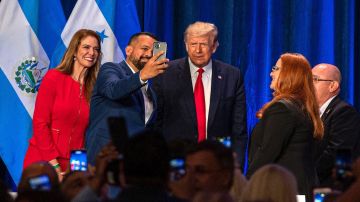 El presidente Trump junto a asistentes al evento "Latinos for Trump"