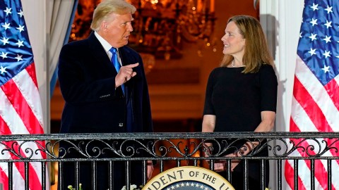 Barrett juró su cargo en la Casa Blanca un mes después de su nombramiento.