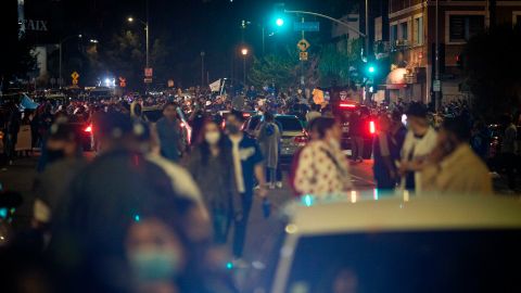 Miles de personas tomaron la noche del martes las calles de LA para celebrar la victoria de los Dodgers.