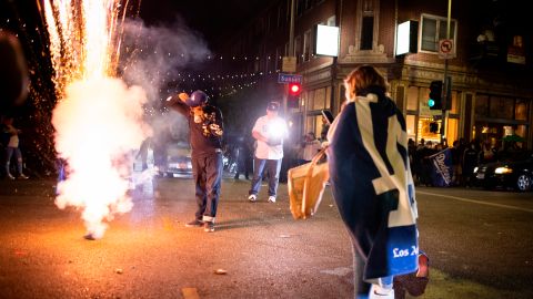 A pesar de estar prohibidos, los fanáticos de los Dodgers celebraron con pólvora.