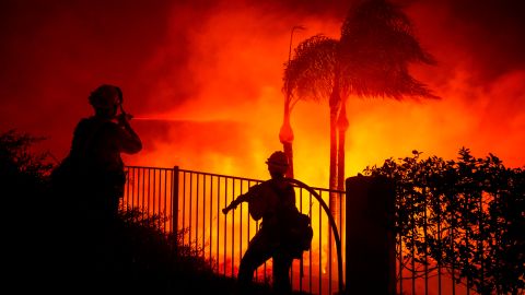 Los bomberos trabajaron durante la noche en el Blue Ridge Fire para mantener las casas a salvo.