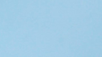 Varias personas colocan ofrendas para conmemorar la Matanzas de Tlatelolco en la Plaza de las tres Culturas.