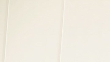 Micaela Aragón platica con su padre sobre las elecciones. (Suministrada)