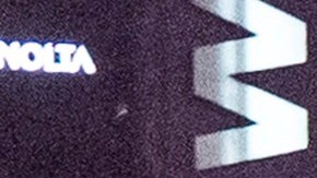 LAPD intenta dispersar a los fanáticos en el Downtown de Los Ángeles.