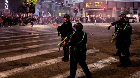 LAPD intenta dispersar a los fanáticos en el Downtown de Los Ángeles.