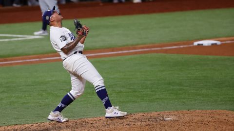 Julio Urías eufórico tras sacar el último out del partido.