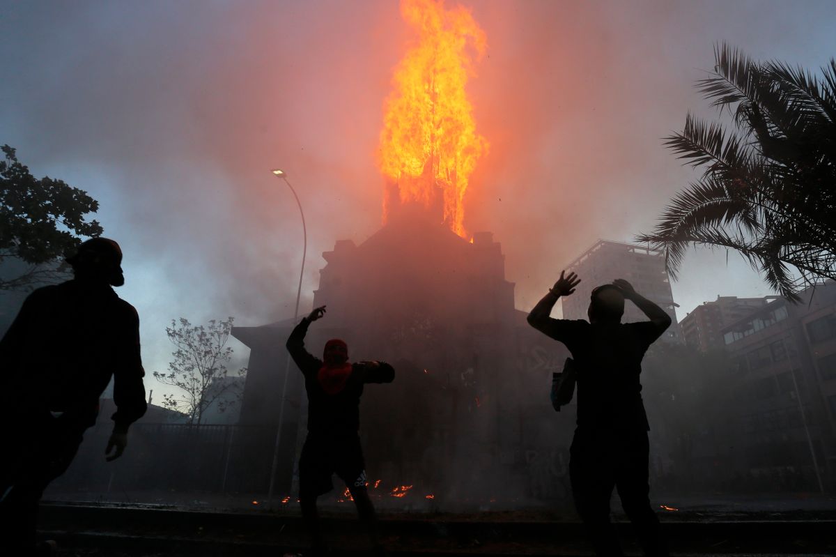 Tras las marchas, ardieron dos iglesias en Santiago de Chile.