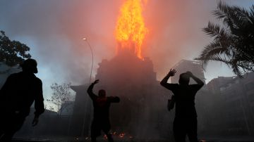 Tras las marchas, ardieron dos iglesias en Santiago de Chile.
