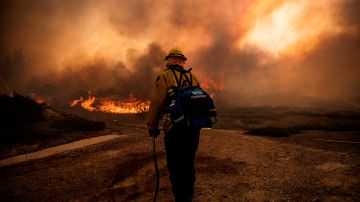 El incendio Silverado está próximo a la ciudad de Irvine, de 280,000 habitantes.