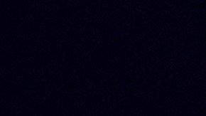 Kamala Harris escucha a Mike Pence responder a una pregunta durante el debate.