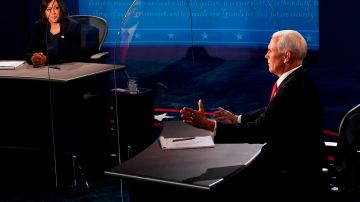 Kamala Harris escucha a Mike Pence responder a una pregunta durante el debate.