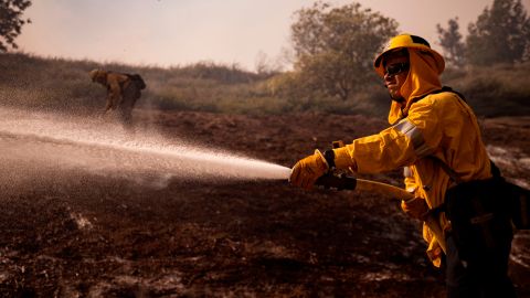 Los bomberos trabajan para contener el fuego y proteger las residencias.