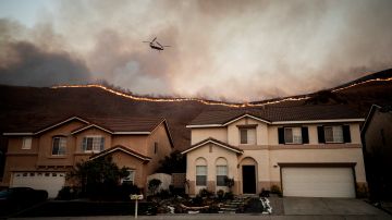 Los bomberos mantuvieron el fuego alejado de las casas en Chino Hills, California.