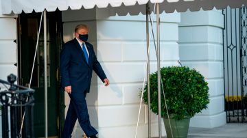 Trump camina hacia el jardín sur de la Casa Blanca antes de abordar el Marine One en Washington, DC.