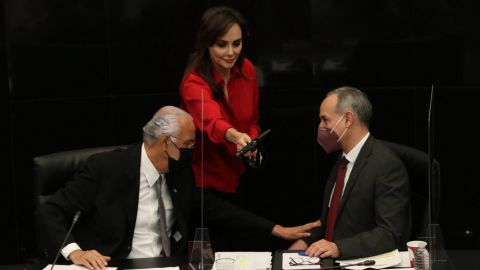 Confrontan al subsecretario de Salud.