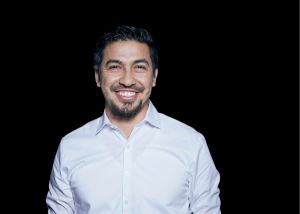 Exalumno compite por un asiento en el Distrito Escolar de Jurupa Valley