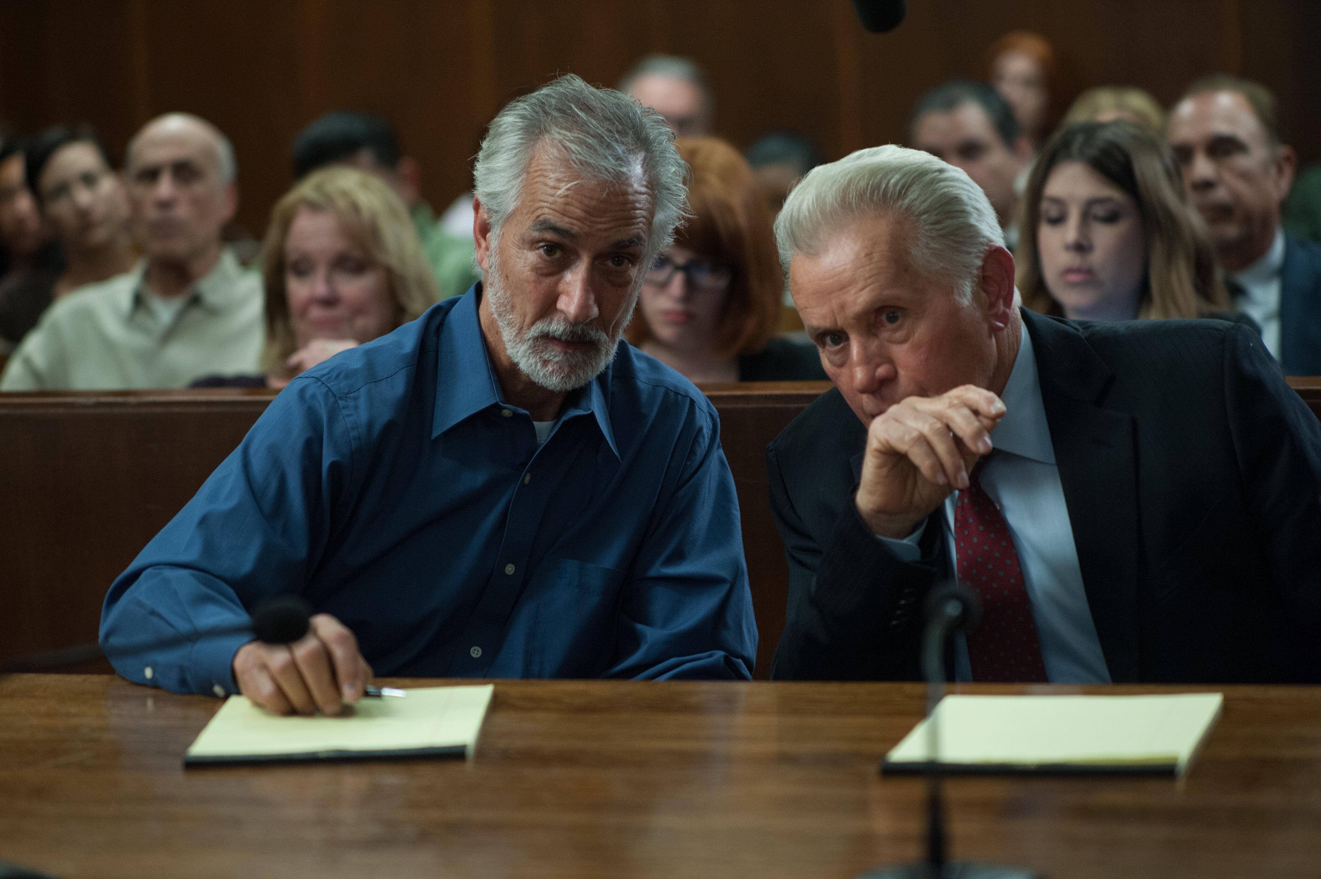 Straithairn y Martin Sheen en un momento del juicio. / Foto: Momemtum Pictures