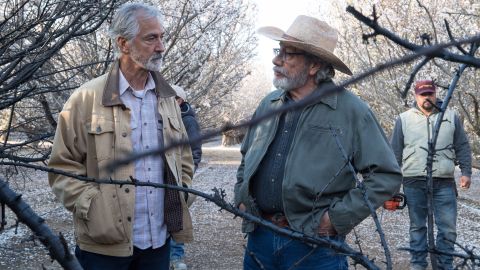 David Straithairn (izq.) y Edward James Olmos durante el rodaje de "The Devil Has a Name".