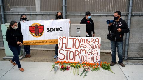 Activistas protestan y piden alto al abuso.
