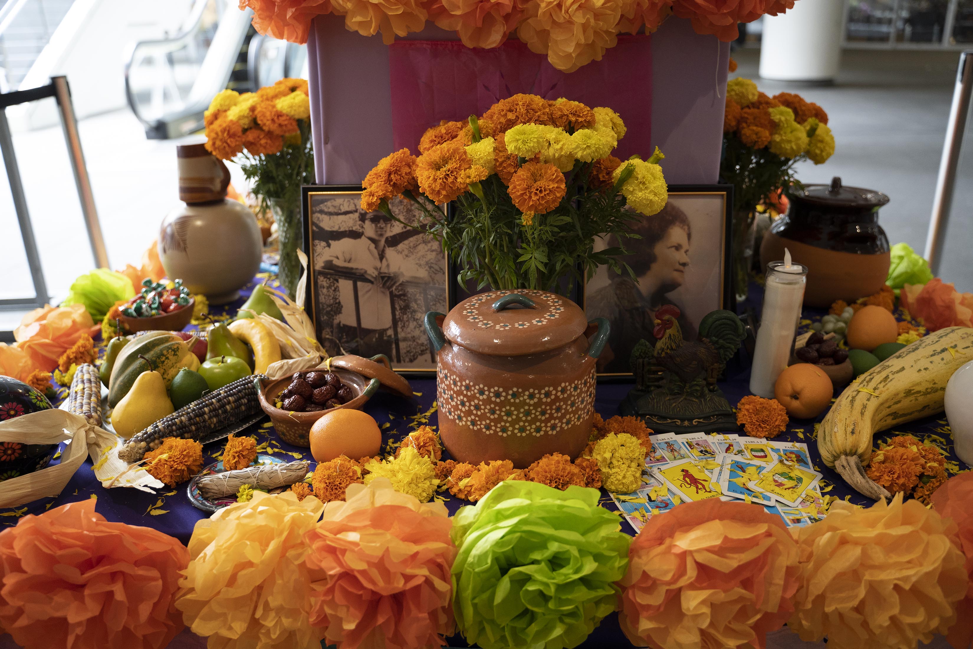 un-altar-de-muertos-para-los-ca-dos-por-covid-19-que-inspira-a-los