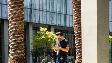 Buzón en la ciudad de Long Beach para que las personas puedan votar por correo.