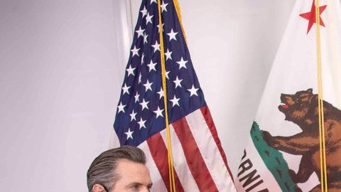 El gobernador Gavin Newsom con el nominado a la Corte Suprema, Martin Jenkins.