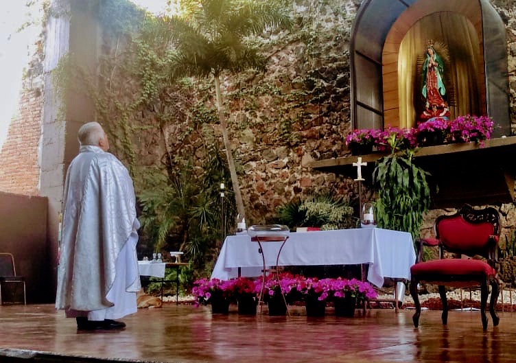 El padre Luis Angel Nieto durante una celebración de la eucaristía sin feligreses