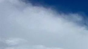 Fotografía cedida hoy por los Hurricane Hunters (Cazadores de Huracanes), escuadrones de reconocimiento de la Fuerza Aérea estadounidense, que muestra el ojo del huracán Epsilon en el Atlántico.