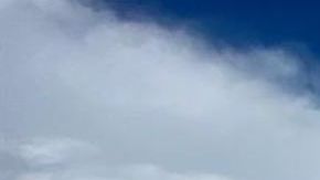 Fotografía cedida hoy por los Hurricane Hunters (Cazadores de Huracanes), escuadrones de reconocimiento de la Fuerza Aérea estadounidense, que muestra el ojo del huracán Epsilon en el Atlántico.