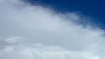 Fotografía cedida hoy por los Hurricane Hunters (Cazadores de Huracanes), escuadrones de reconocimiento de la Fuerza Aérea estadounidense, que muestra el ojo del huracán Epsilon en el Atlántico.