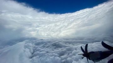 Fotografía cedida hoy por los Hurricane Hunters (Cazadores de Huracanes), escuadrones de reconocimiento de la Fuerza Aérea estadounidense, que muestra el ojo del huracán Epsilon en el Atlántico.