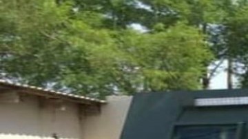 Foto: Narcos se exhiben cargando gasolina a troca monstruo impunemente