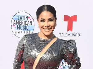 Carolina Sandoval se quitó la ropa junto a la tía de Maluma para tomar el sol con mini bikinis