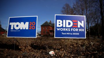 Fotografía de archivo de un cartel de apoyo a Biden en un jardín de New Hampshire.