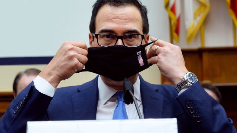 El secretario Mnuchin busca reducir el plan de los demócratas.