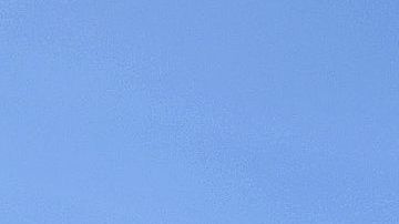 Los enormes trailers de carga fueron como hojas para los fuertes vientos de California.