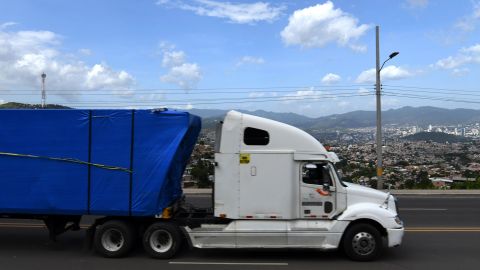 Los enormes trailers de carga fueron como hojas para los fuertes vientos de California.