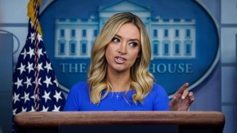 Kayleigh McEnany durante una conferencia con la prensa estadounidense