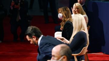 La primera dama, Melania Trump, llegó al recinto con tapabocas, pero se lo quitó al sentarse.