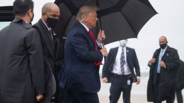 El presidente se subió al Air Force One sin mascarilla.
