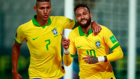 Neymar y Richarlison en un partido de Brasil.