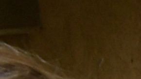 La gente se acercó a la escuela donde daba clases la víctima para dejar flores.