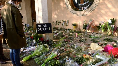 La gente se acercó a la escuela donde daba clases la víctima para dejar flores.