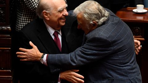 El abrazo de despedida entre dos rivales históricos.