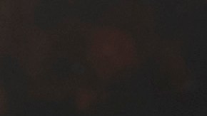 Un bombero trata de contener un incendio en Chino Hills, California.