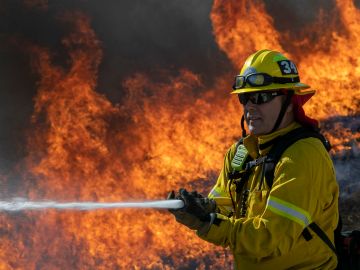 Un bombero trata de contener un incendio en Chino Hills, California.