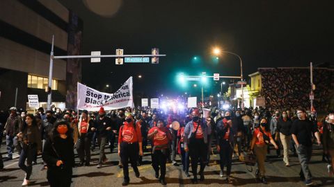 Centenares salieron a la calle en Filadelfia después de que se supo de la muerte de Wallace.