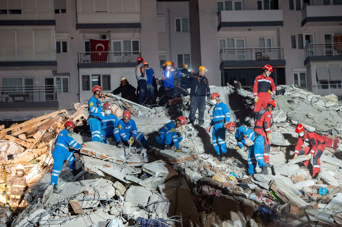 Rescatistas buscan sobrevivientes del terremoto en Izmir, Turquía.