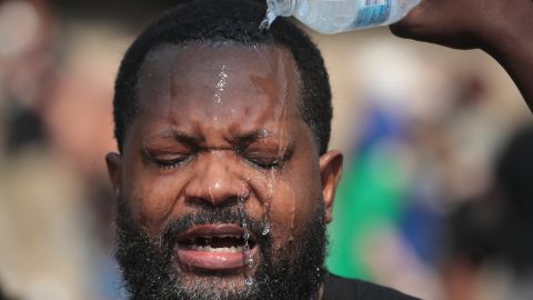 Un hombre es lavado con agua después de recibir gas pimienta durante una manifestación. Archivo