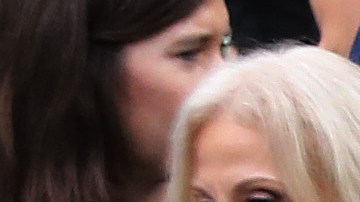 Chris Christie (C) con los invitados en el Rose Garden tras la nominación de Barrett al Supremo realizada por Trump.